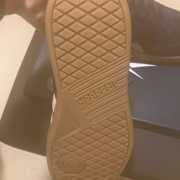 Reebok woman’s Sneaker 6.5 (navy blue,light pink,tan) - Picture 4 of 12